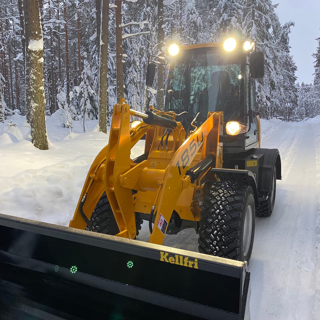 Hjullastare Swekip 1850V 1080x1080 lampor fram.jpg